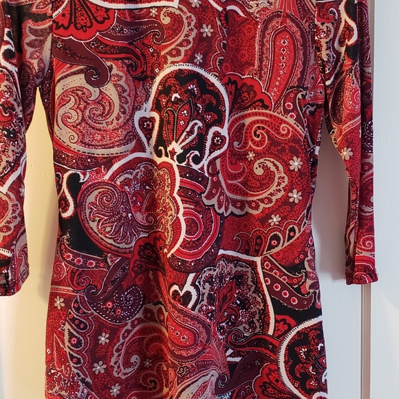 3/4 lgth twist front red paisley stretch blouse. Sz L...29" from collar to hem - Picture 8 of 8